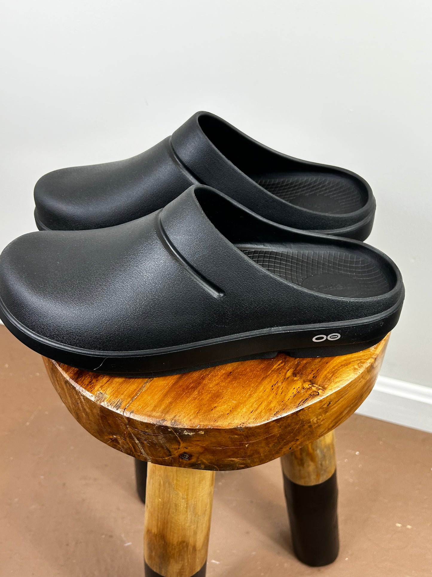 OOFOS WOMEN'S OOCLOOG CLOG - BLACK