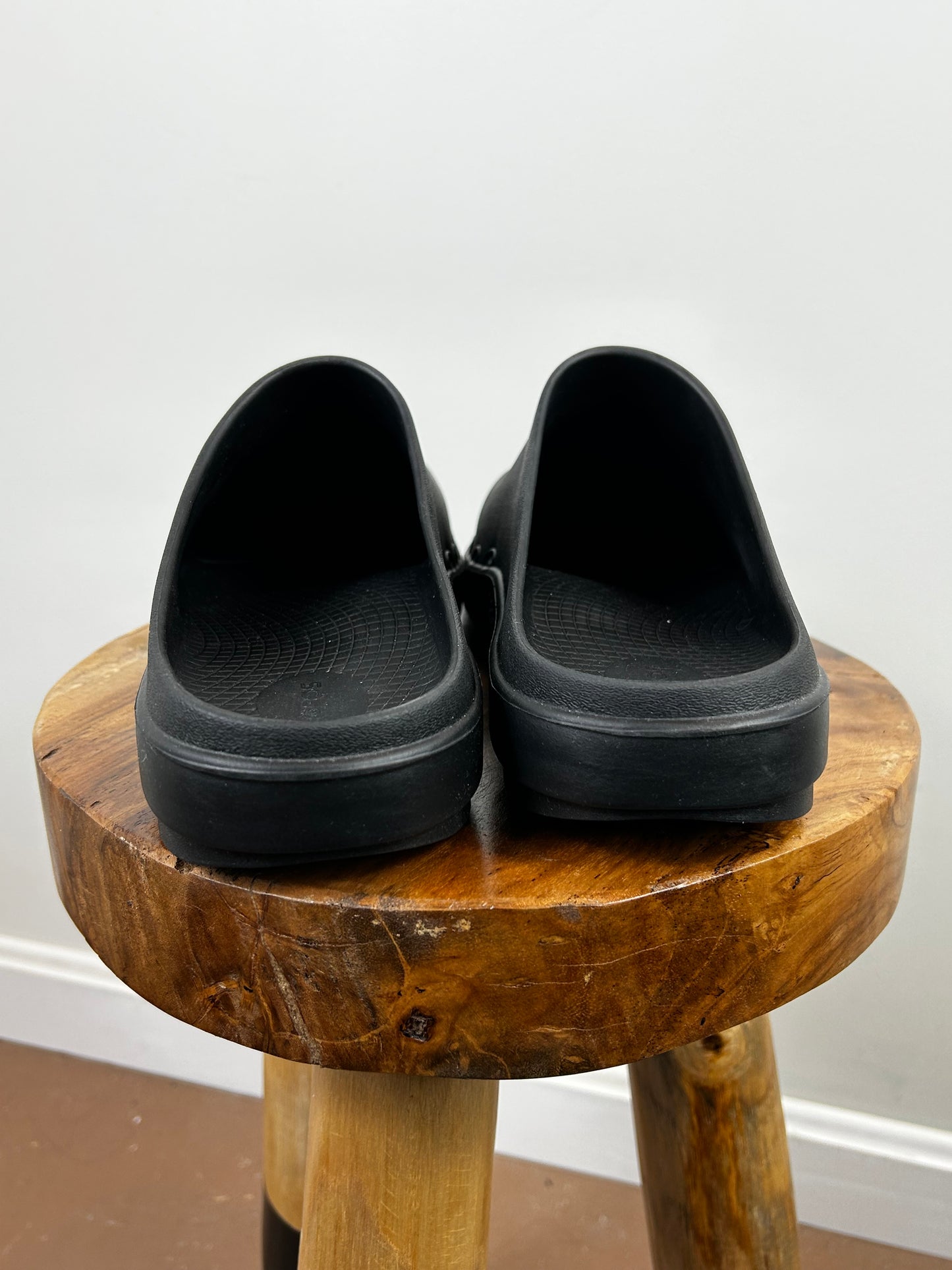 OOFOS WOMEN'S OOCLOOG CLOG - BLACK