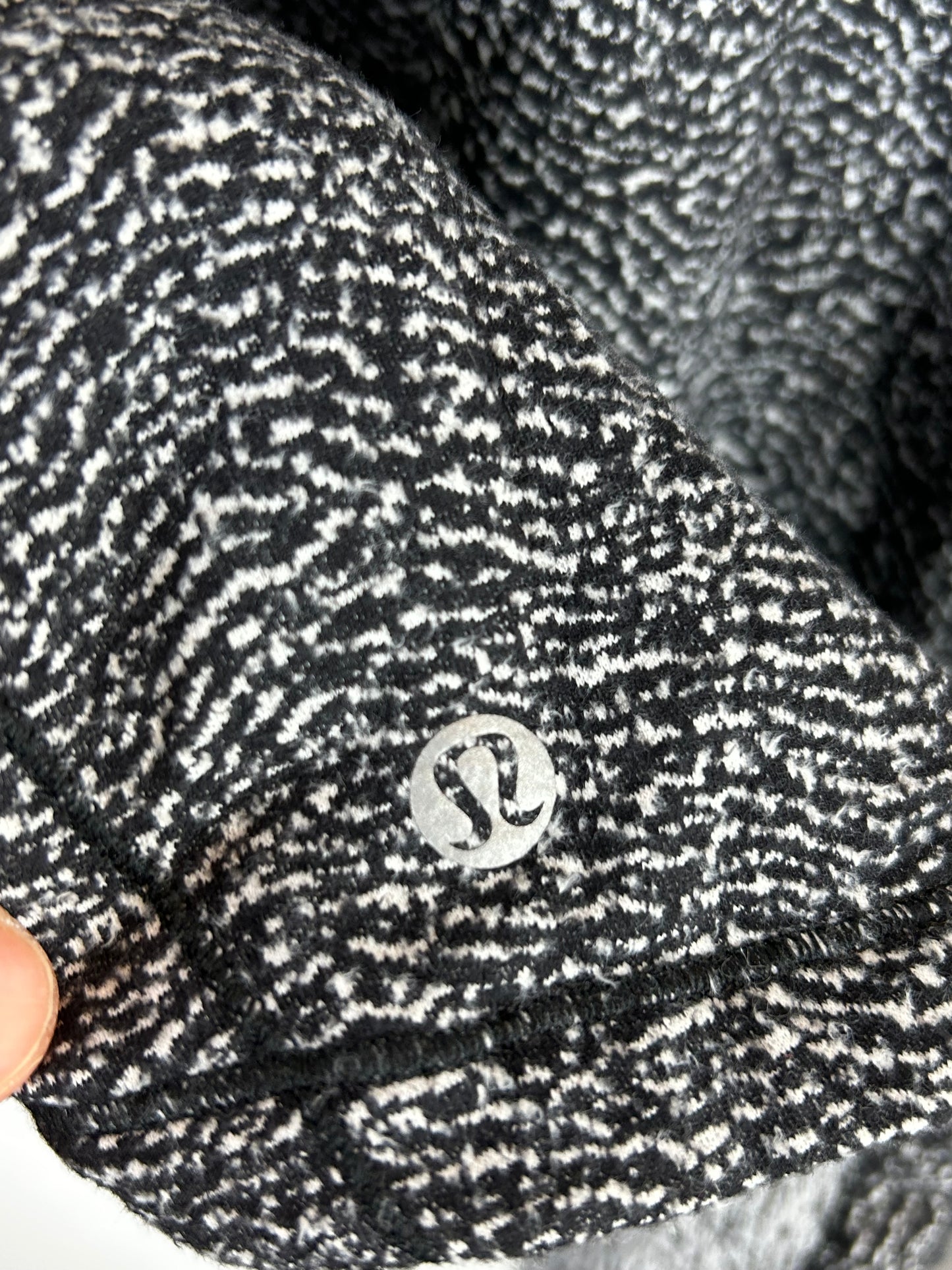 Lululemon Outrun 1/2 Zip
Running Luon Ripple Jacquard Black White