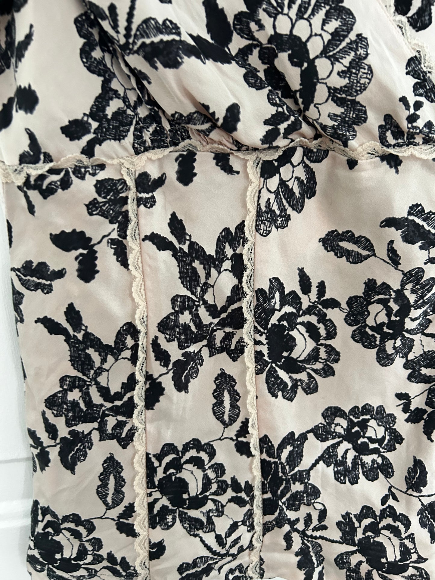 Bandolino Beige/Black Floral Print Short Sleeve V-Neck Blouse Size 10