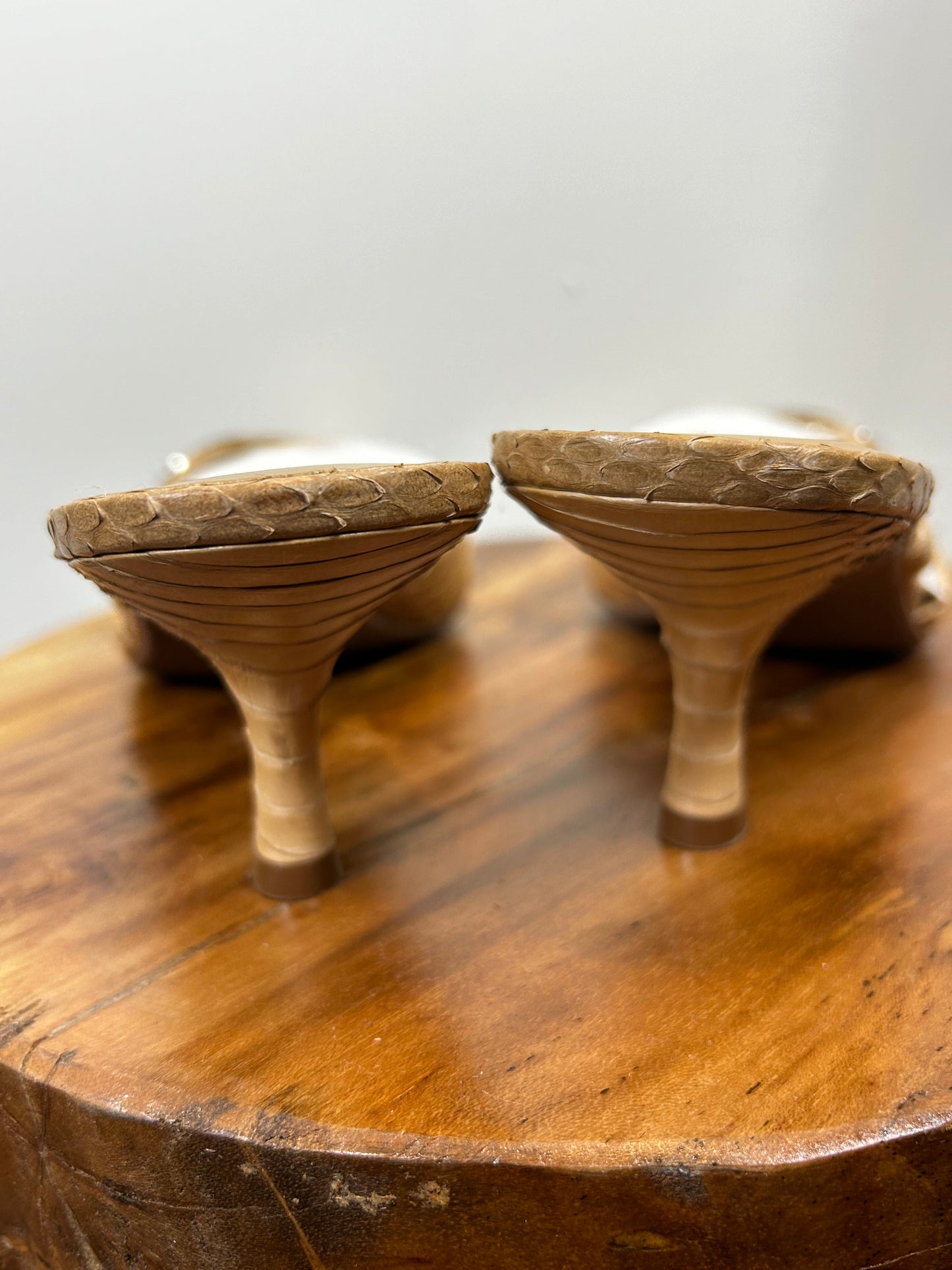 Valerie Stevens NEW size 7.5 cream pointed pump heels