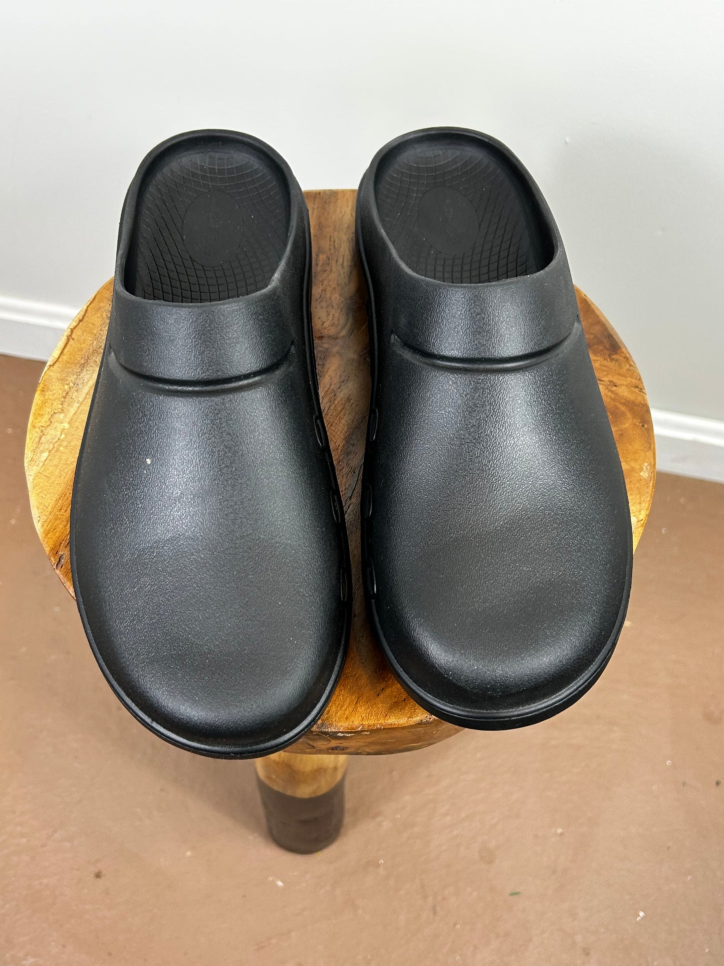 OOFOS WOMEN'S OOCLOOG CLOG - BLACK