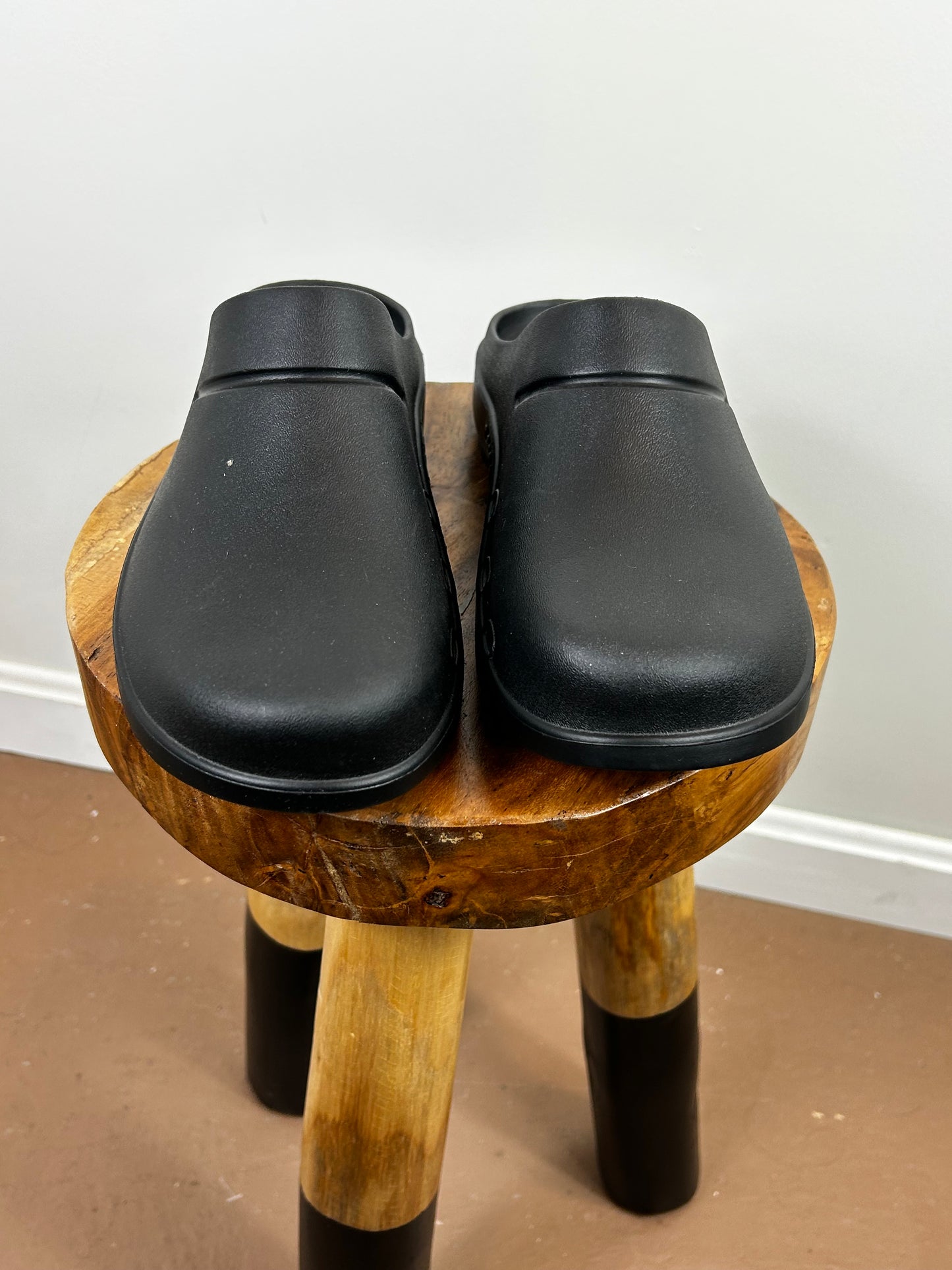 OOFOS WOMEN'S OOCLOOG CLOG - BLACK