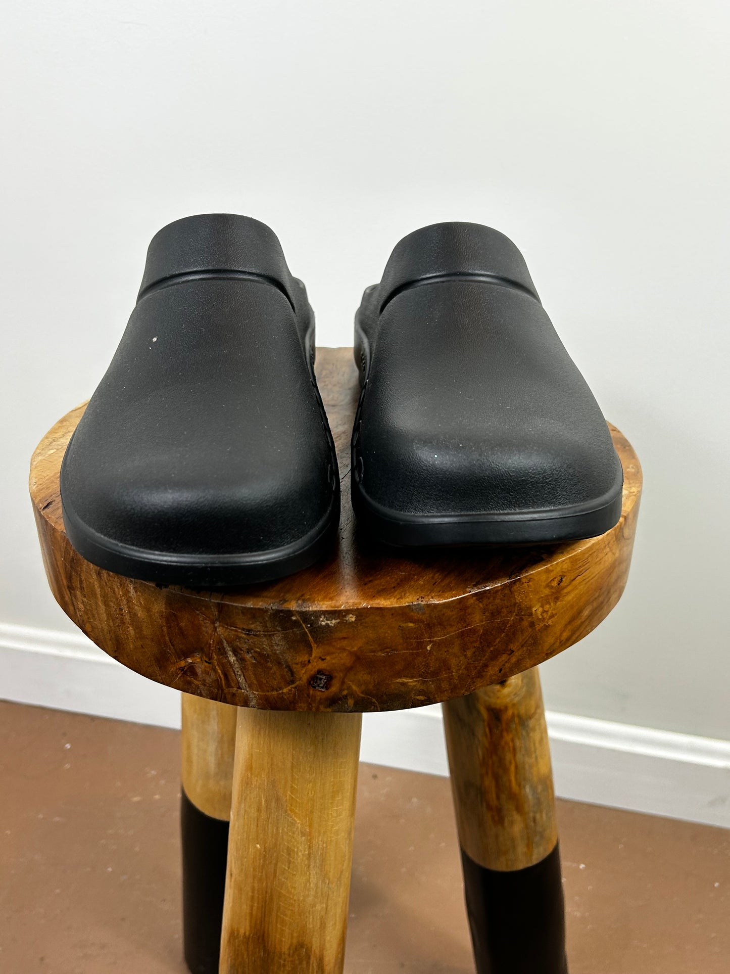 OOFOS WOMEN'S OOCLOOG CLOG - BLACK