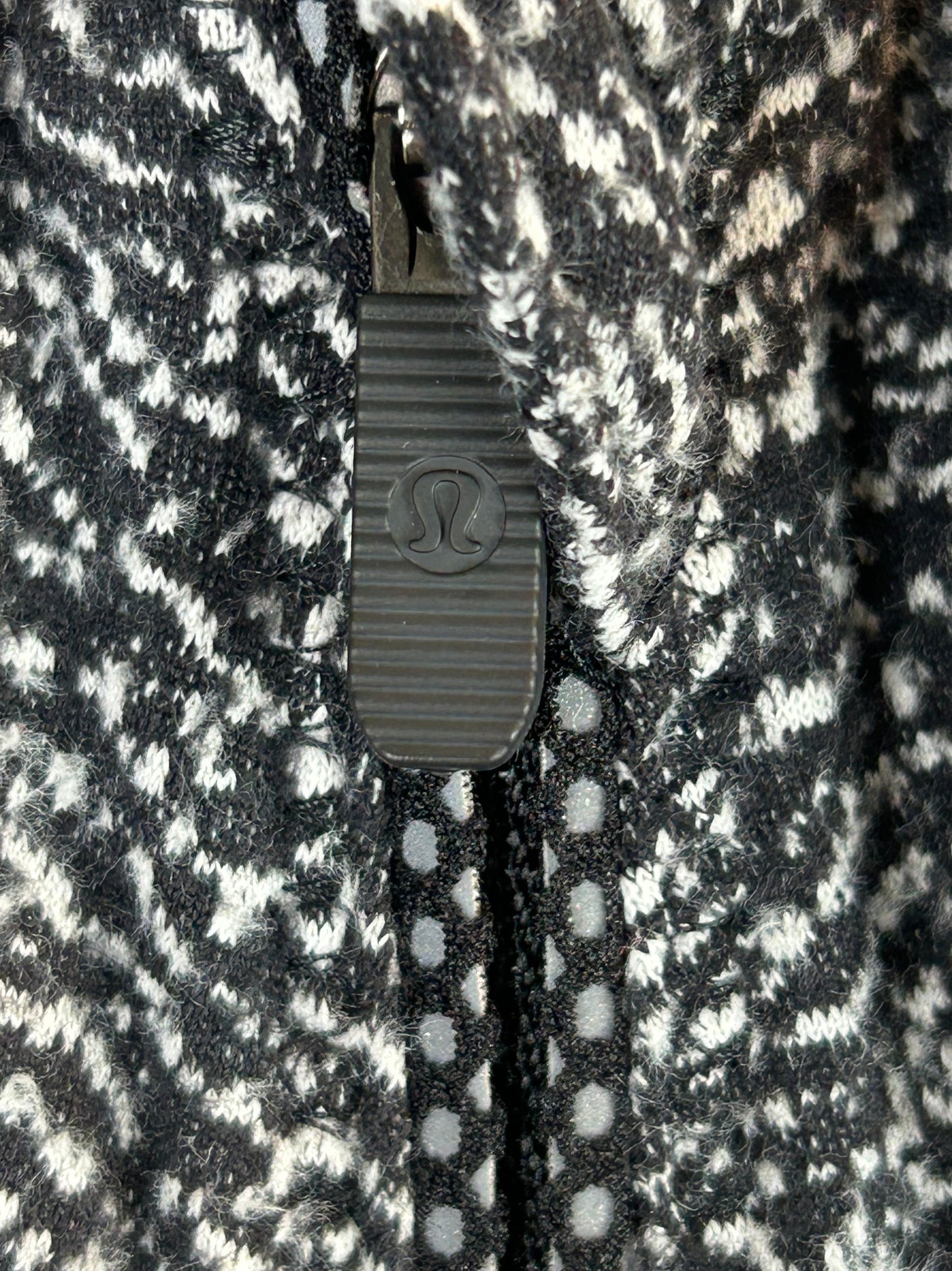 Lululemon Outrun 1/2 Zip
Running Luon Ripple Jacquard Black White